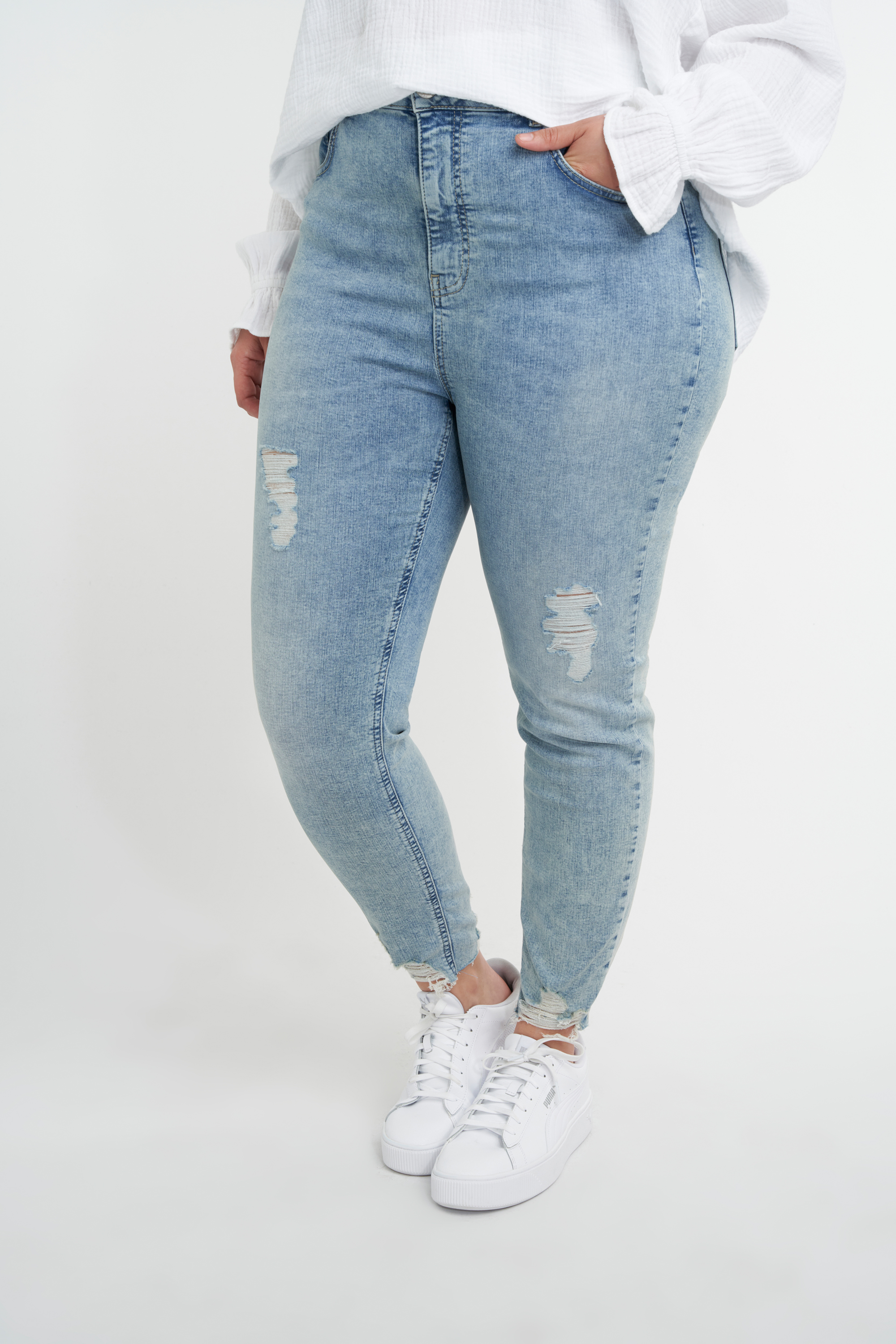 Jeans mit Destroyed-Detail image number 6