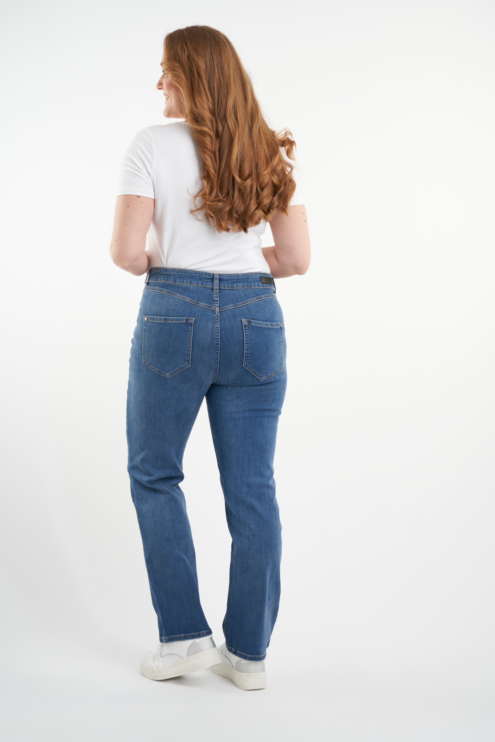 Straight-Leg Jeans SHAPES  image number 5