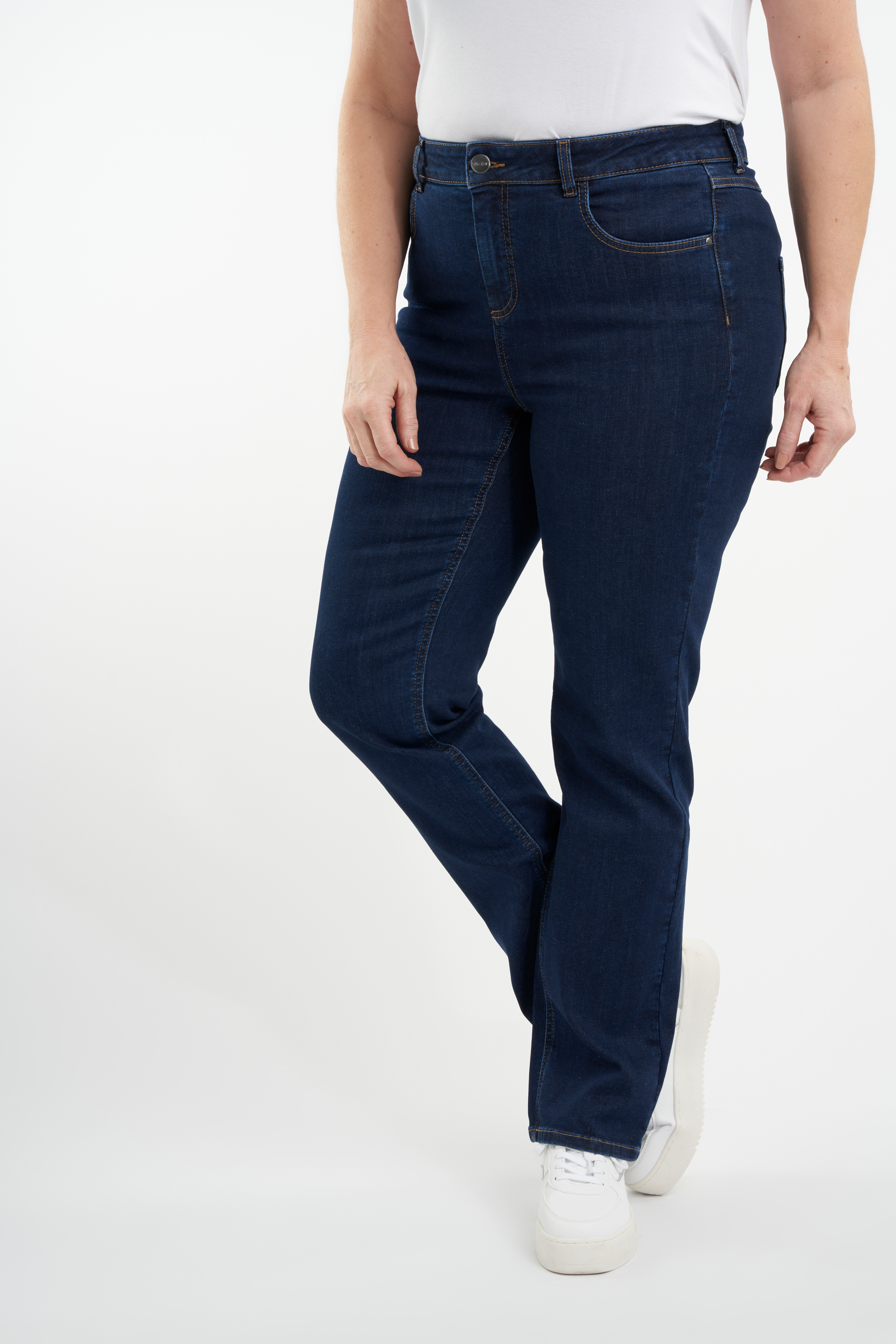 Straight-Leg Jeans SHAPES  image number 4