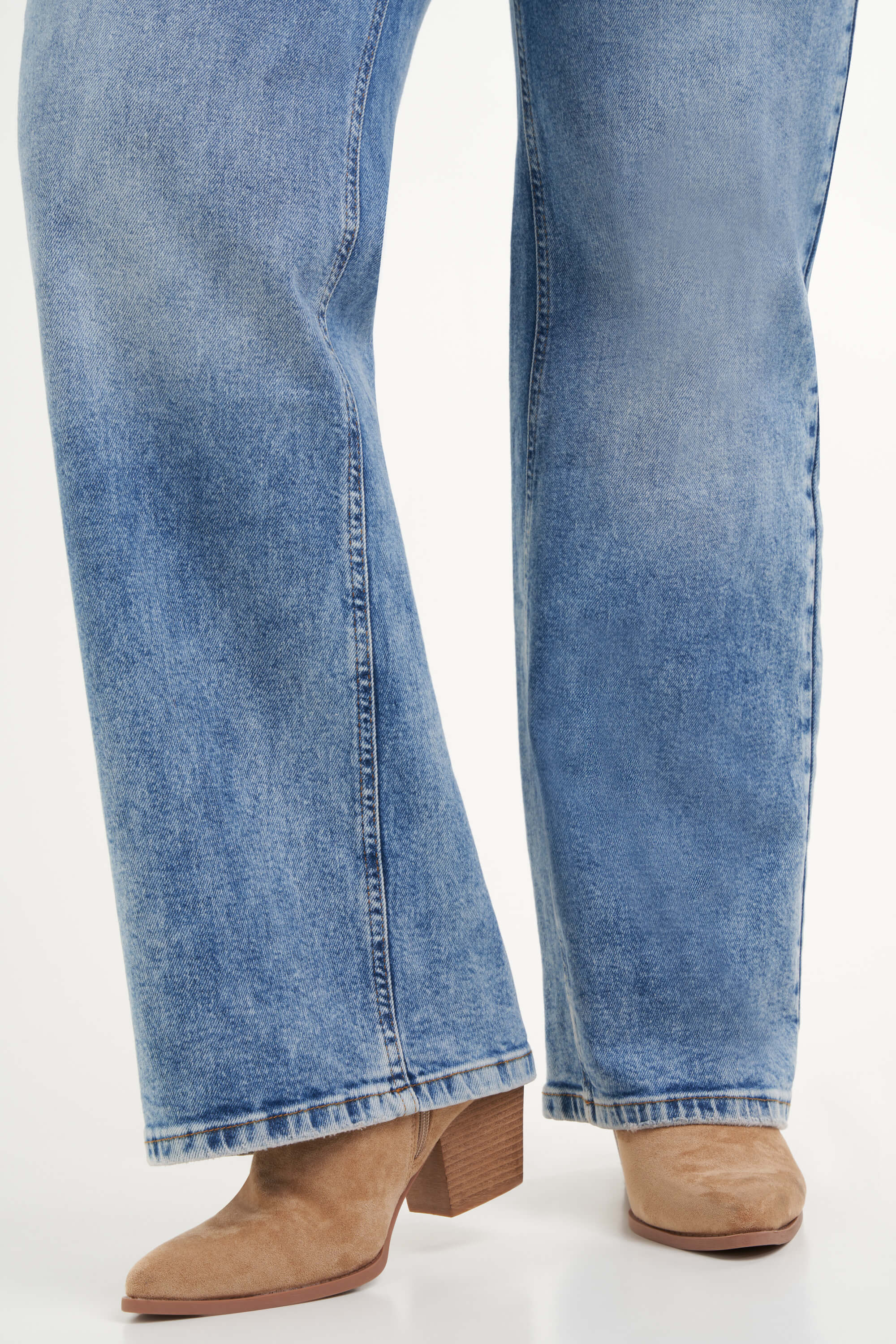 Jeans mit hoher Taille und weitem Bein image 6