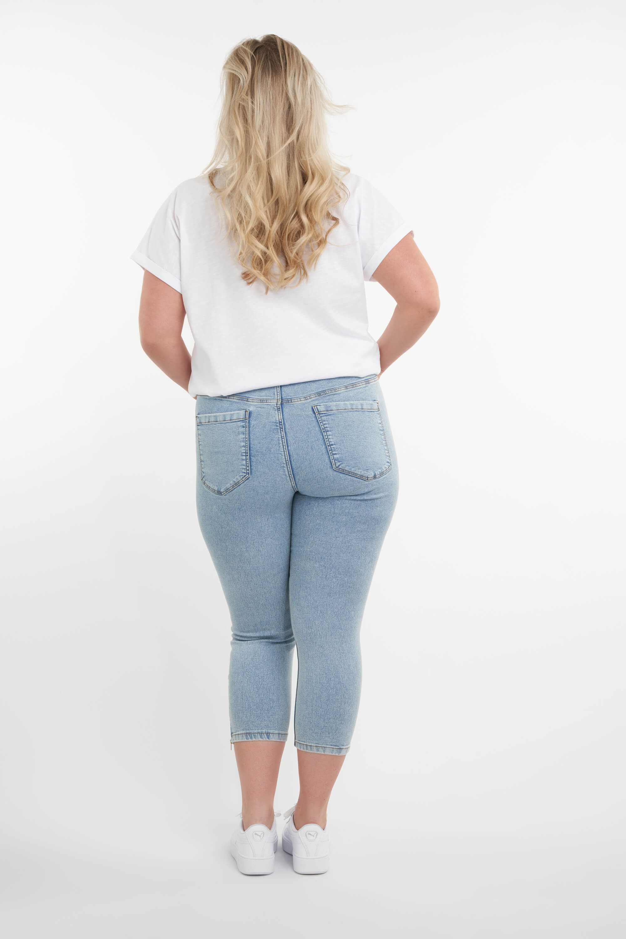 Slim-Leg Capri-Jeans image number 4