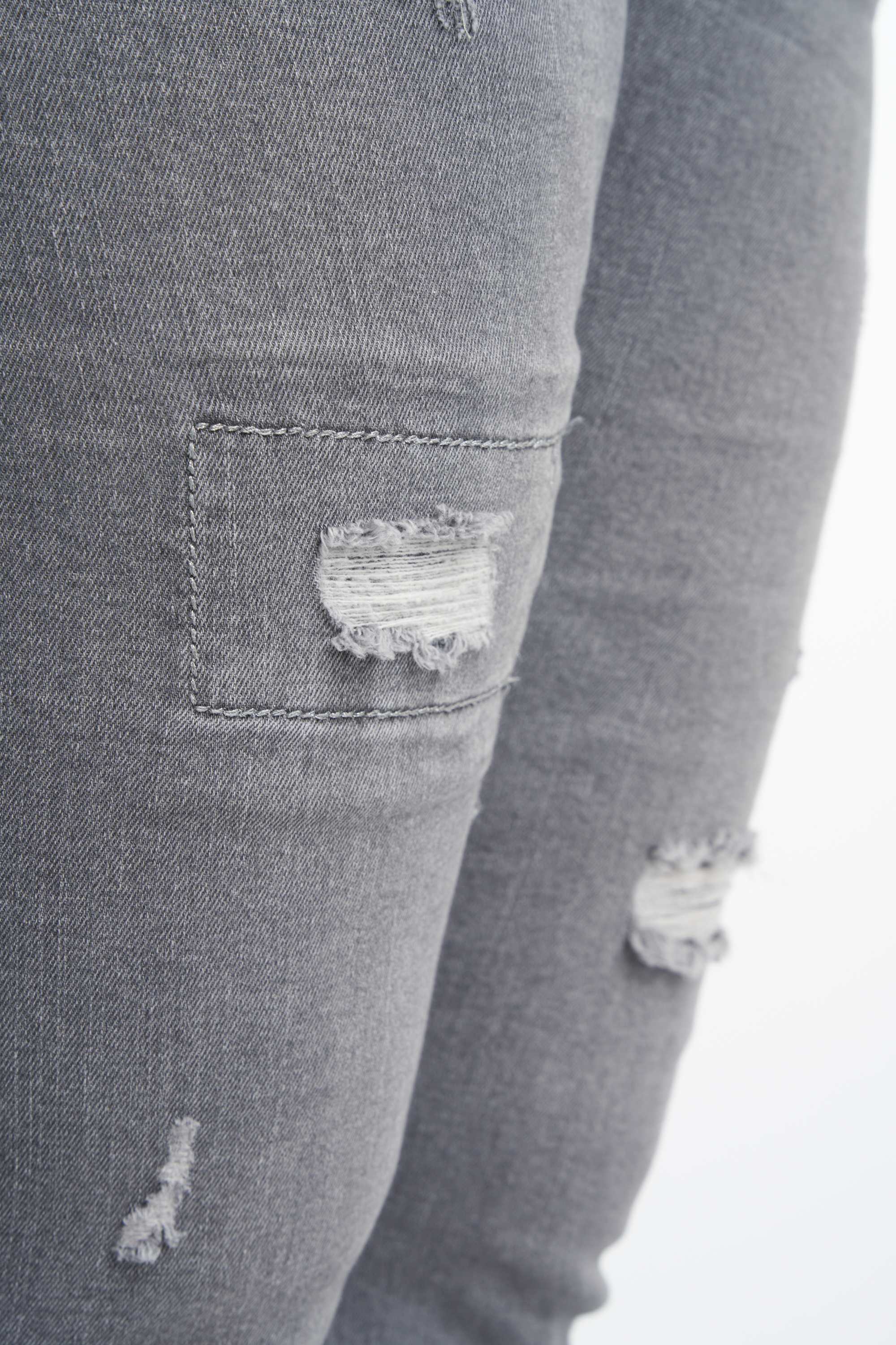 Jeans mit Destroyed-Detail image 7