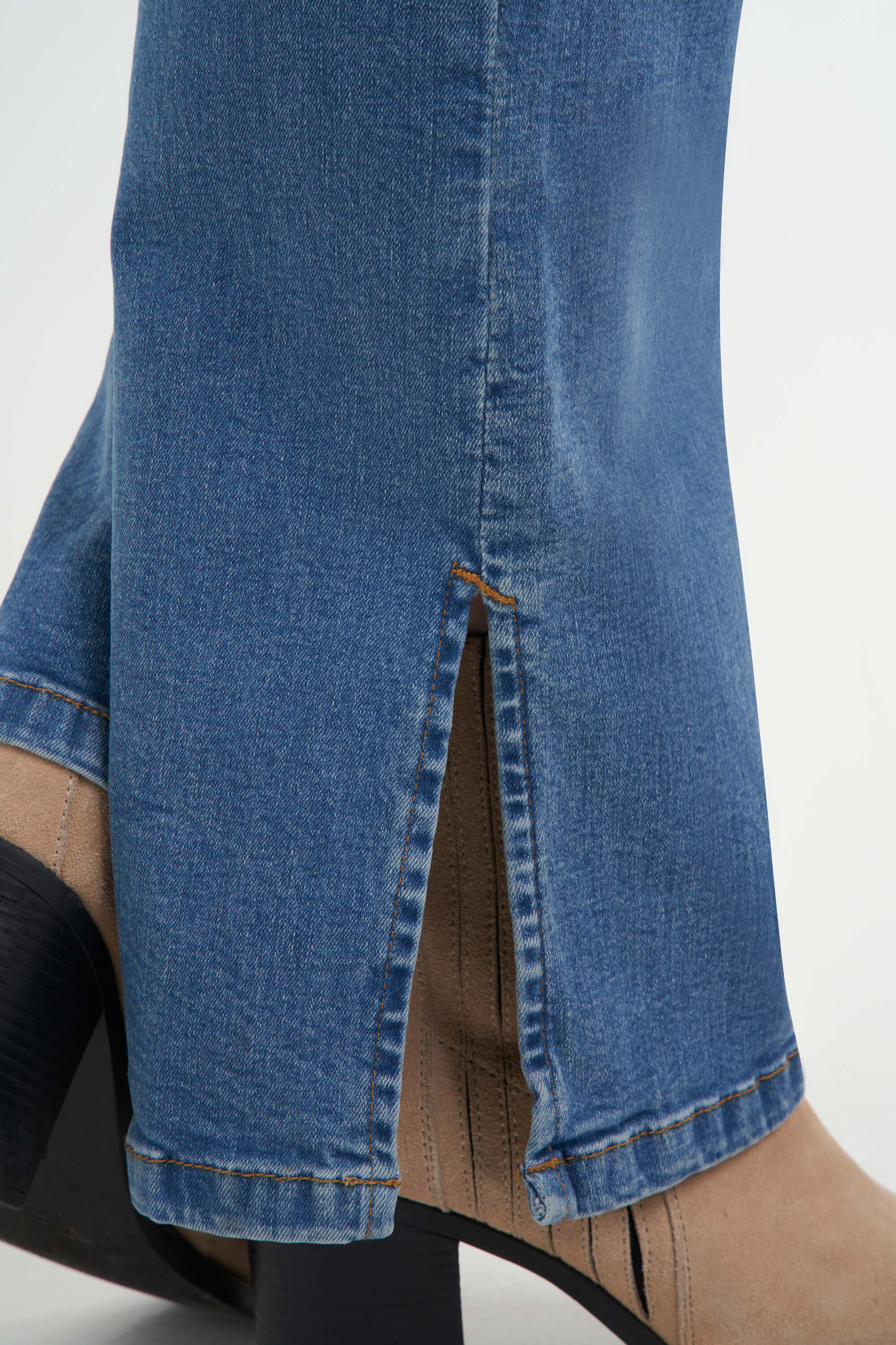 Jeans mit hoher Taille und Schlitz  image number 6