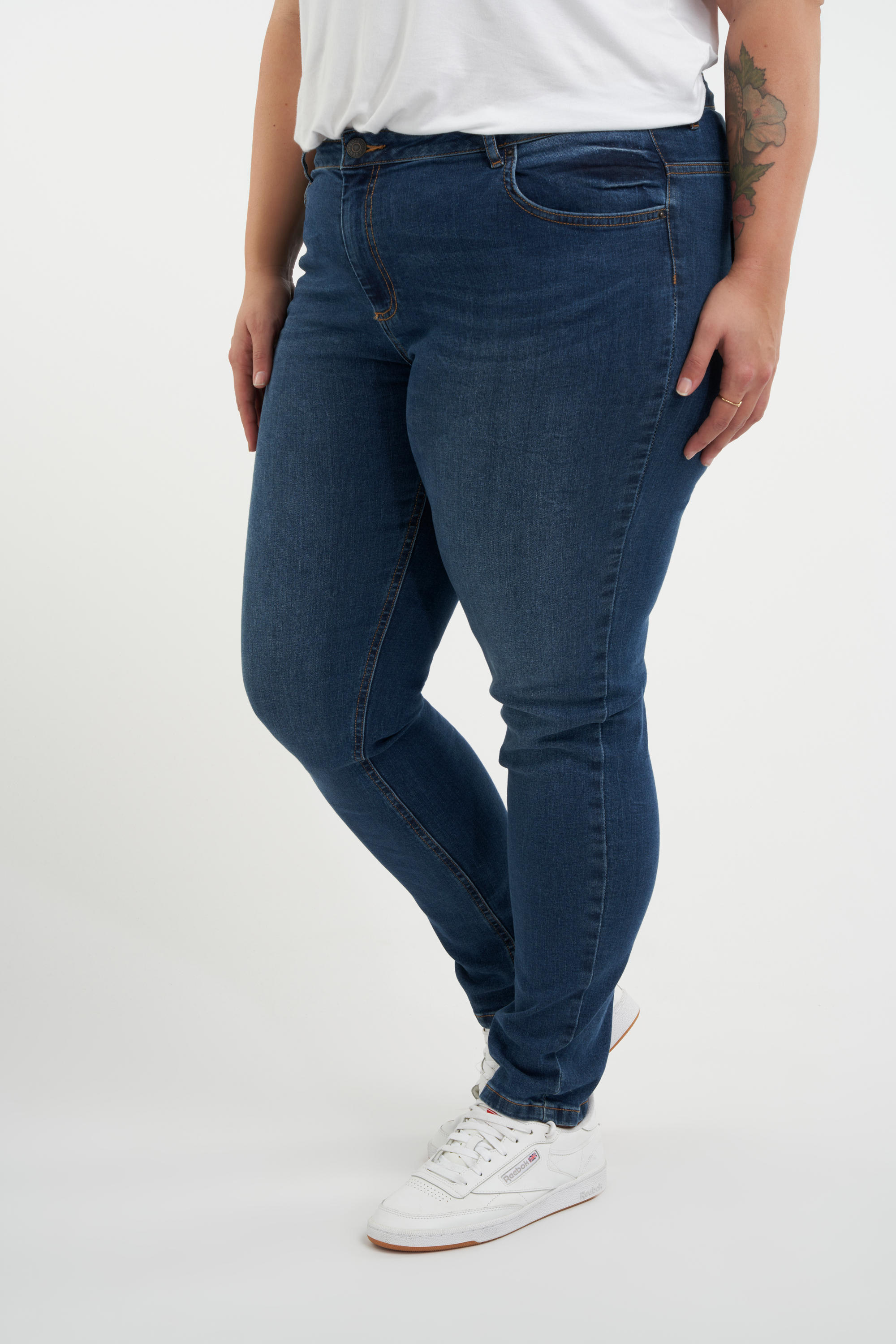 IRIS Slim-Leg Jeans image number 3