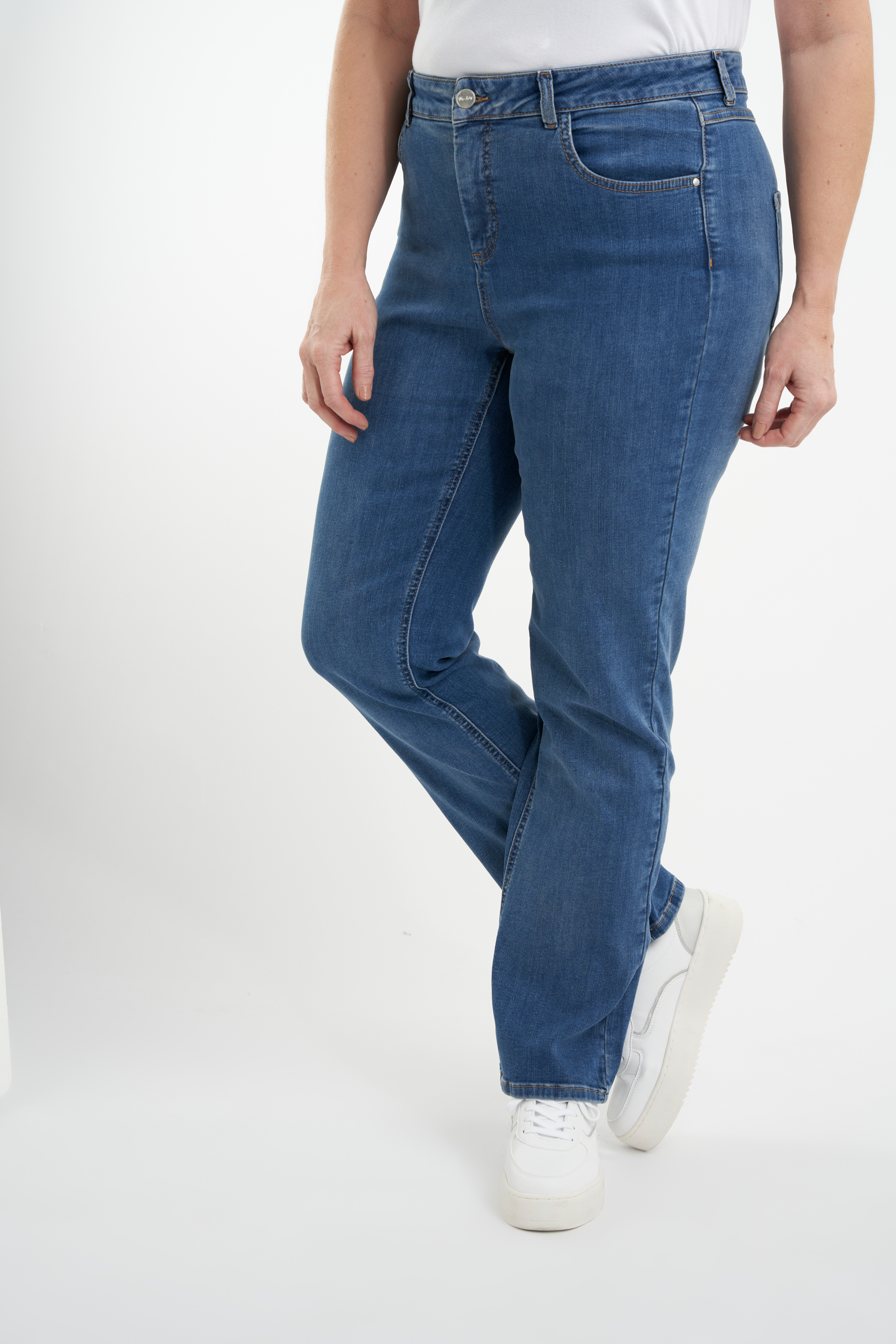 Straight-Leg Jeans SHAPES  image number 3
