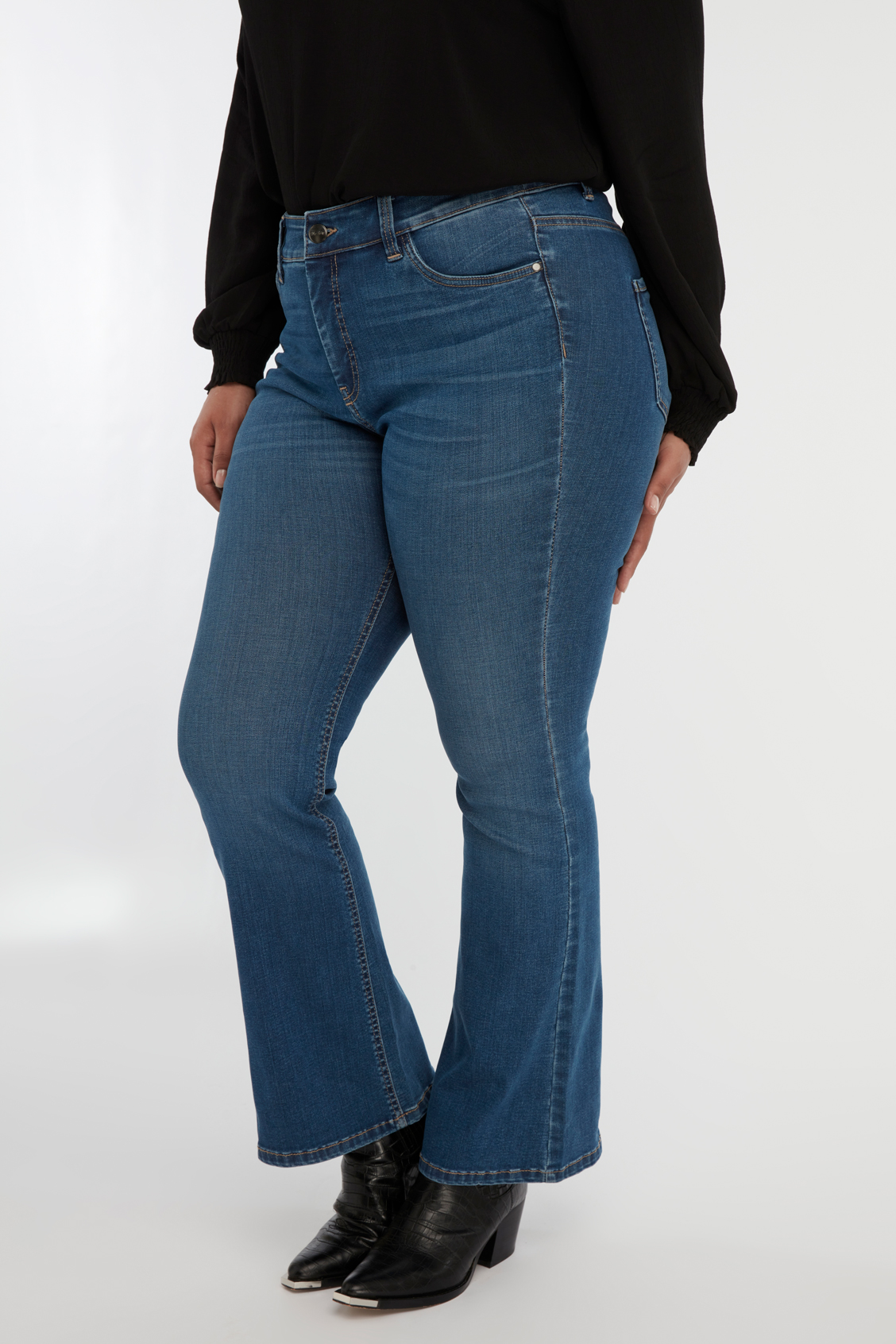 Magic Simplicity Flared-Leg SHAPES Jeans image number 4