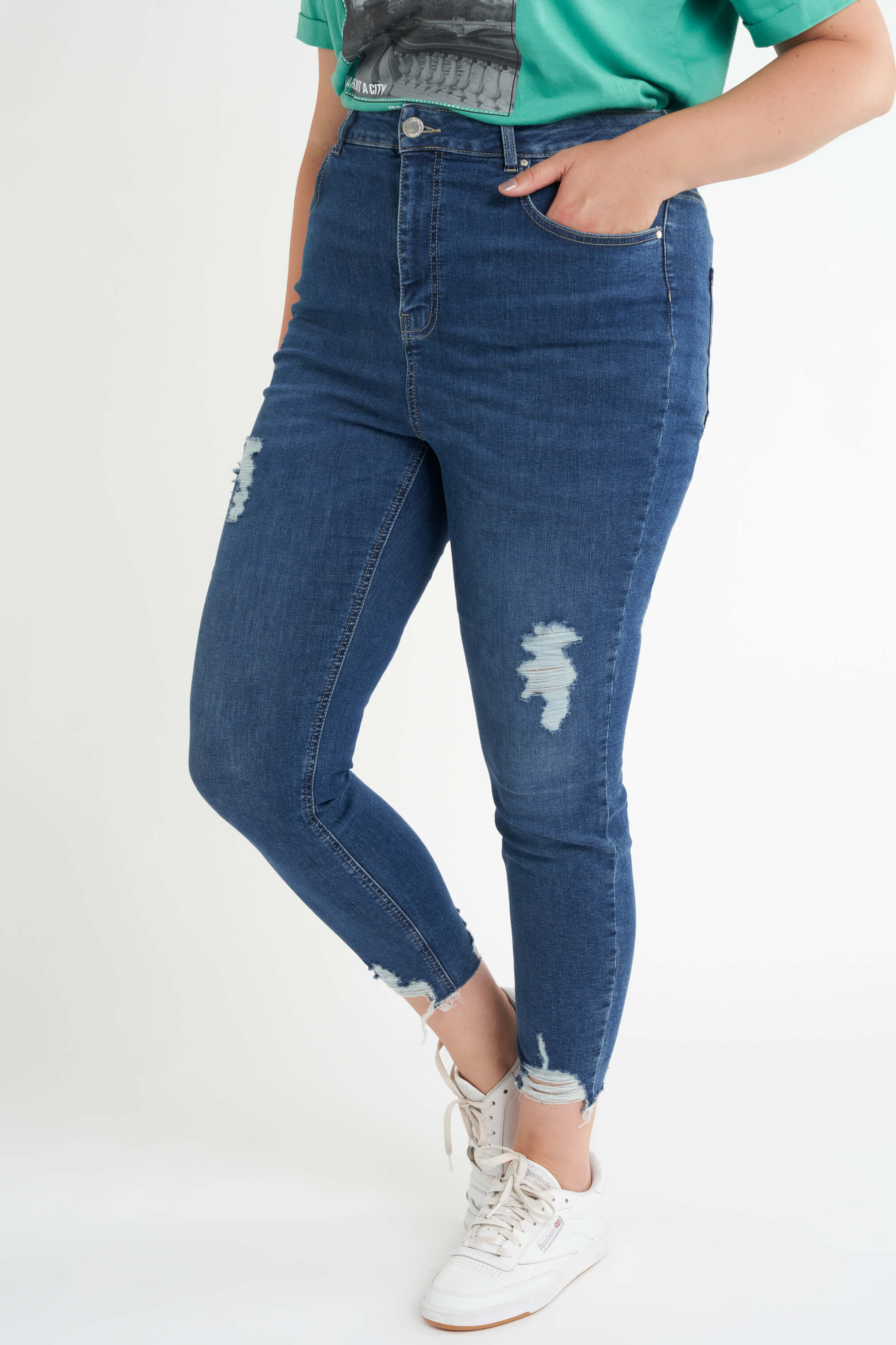 Jeans mit Destroyed-Detail image 4